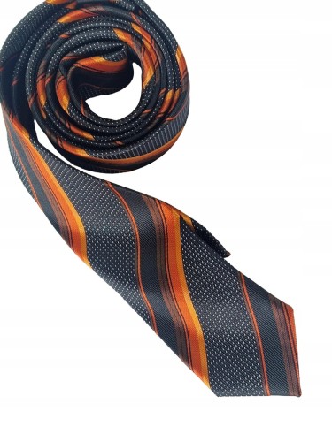 Elegancki czarny gładki krawat męski z brązowymi ukośnymi paskami.jpeg